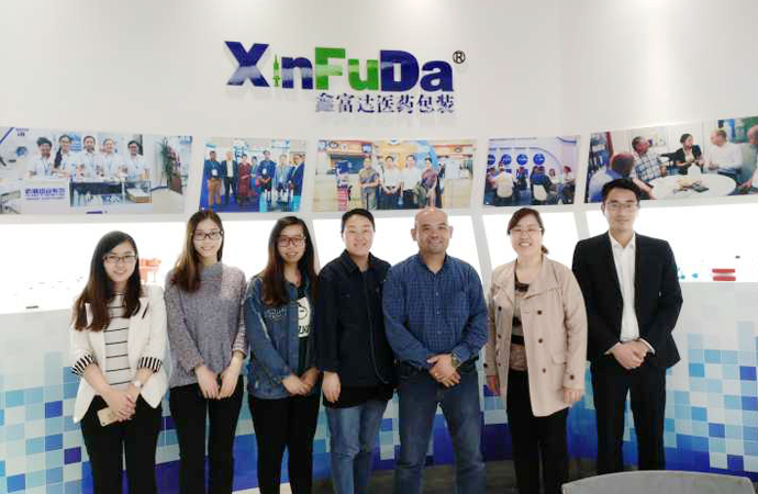 Customers from Hongkong visits our factory