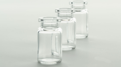 Plastic COP vials with low protein adsorption