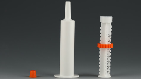 Oral syringe with cap for animals